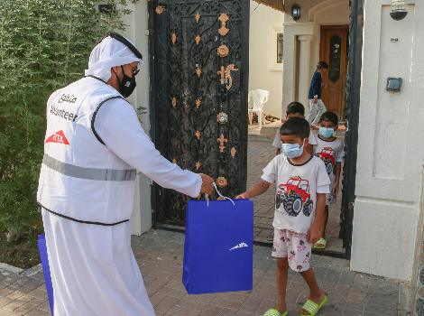 صورة متطوعين الهيئة يوزعون فوالة العيد