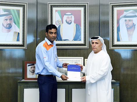 an image of Al Tayer rewards cabby for helping lady experiencing vehicle breakdown
