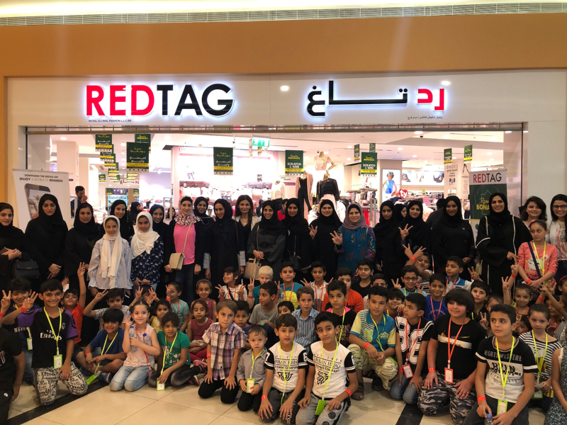  عنصر من مكتبة صور الهيئة عن توزيع المير الرمضاني على 400 أسرة متعفِّفَة في دبي والشارقة وعجمان