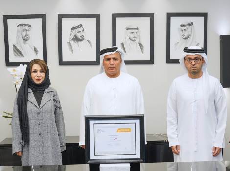 an image of Al Tayer accepting the pioneering and excellence certificates