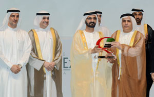 Mohammed bin Rashid  honoring Al Tayer with the Dubai Quality Award