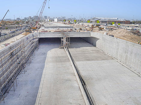 an image showcasing the 70% of the project completed, including the construction of a tunnel with four lanes in each direction.