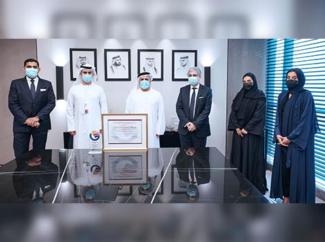 an image of Al Tayer receiving the innovation certificate