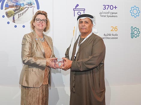 an image of Al Tayer receiving the award from Tharp